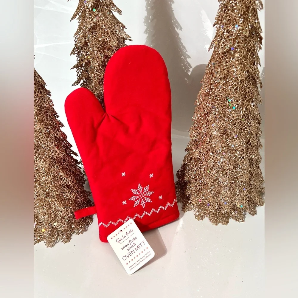 Sur La Table Snowflake Stitch Red Oven Mitt NEW with Tags